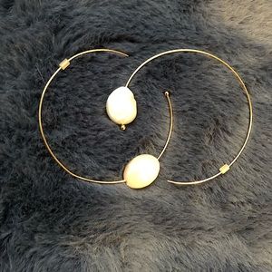 🎁 Gold-tone hoop earrings